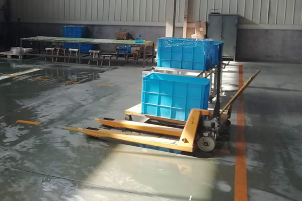榴莲视频下载手动搬运车是车间厂房常备搬运工具